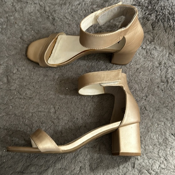 AMIANA heels - Picture 3 of 3